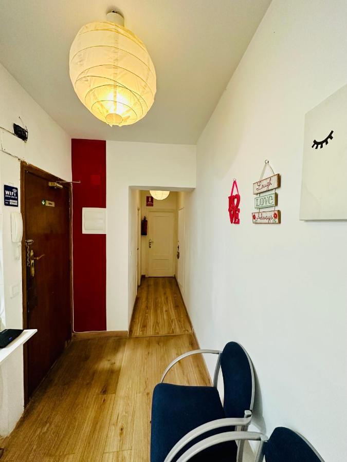 Punta Me Rooms Near The Gran Via Madrid Buitenkant foto